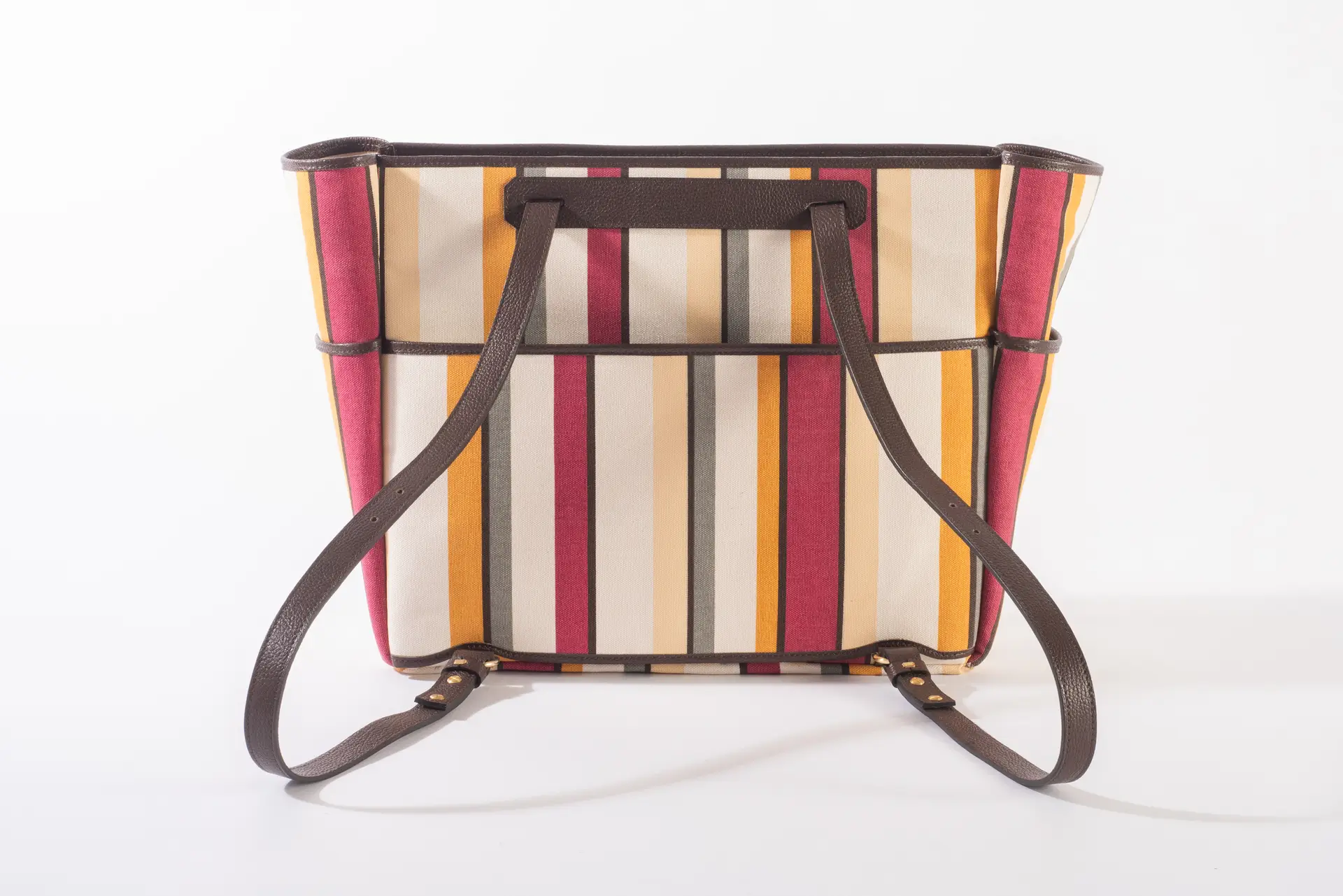 Retro della borsa Liber_TO di Lemanì, con la sua inconfondibile fantasia multiriga e gli spallacci regolabili in pelle marrone scuro, su sfondo bianco. Questa borsa Lemanì Liber_TO è un accessorio versatile e di tendenza, progettato per comfort e stile.